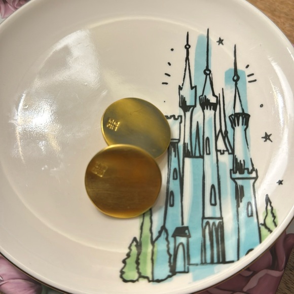 Givenchy  Gold clip on earrings - Picture 1 of 6